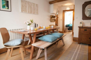 Teal House - Free parking permit & 250m level walk to the beach